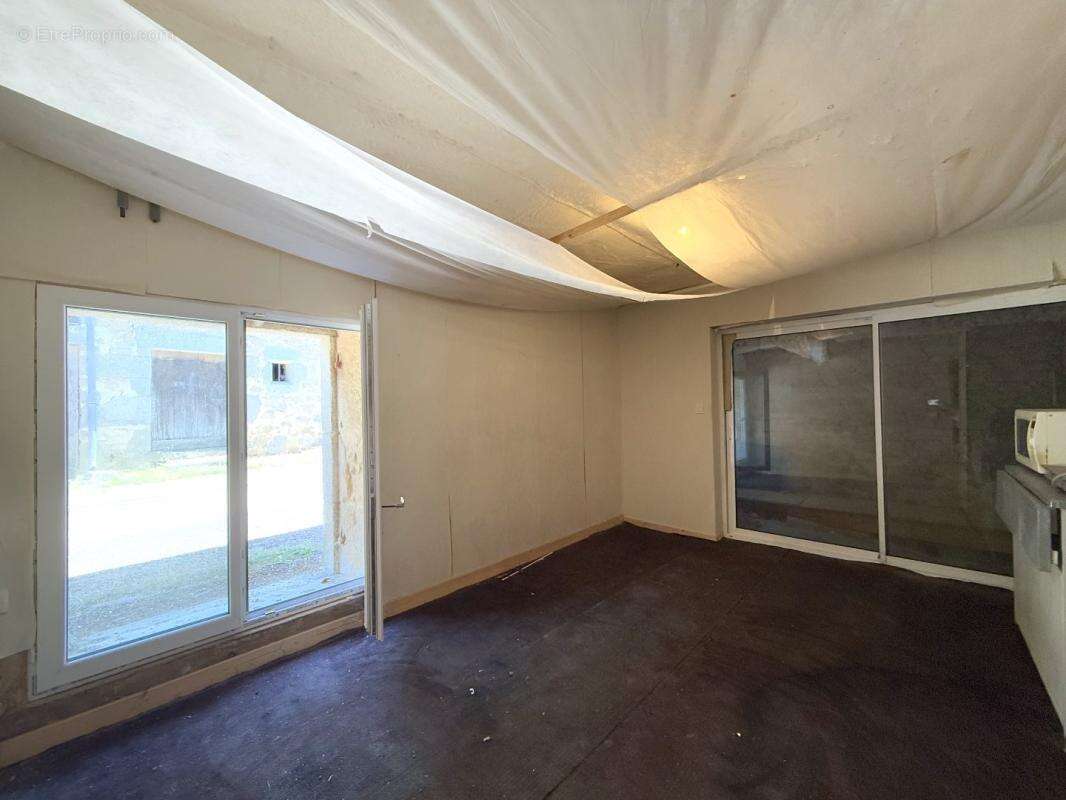 Maison à SAINT-BARTHELEMY-DE-BUSSIERE