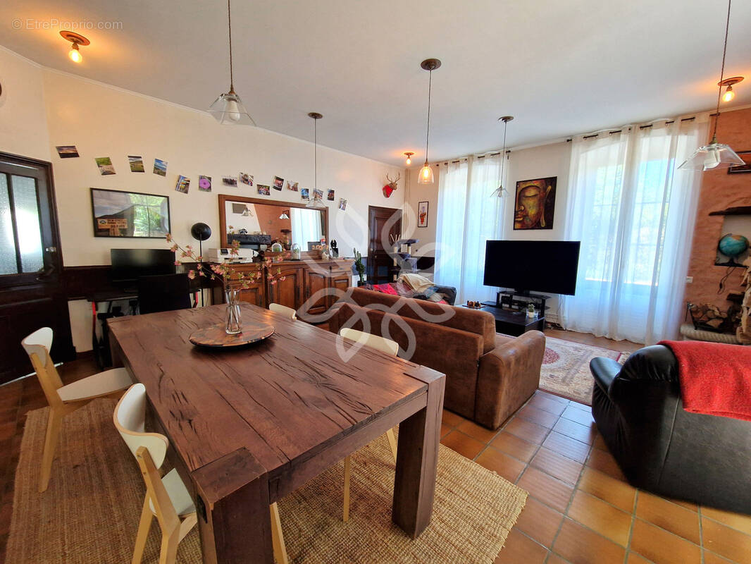 Grande maison en pierre avec cuisine pro   Idéale projet restaurant ou chambres d’hôtes   Proche A75 - photo 2