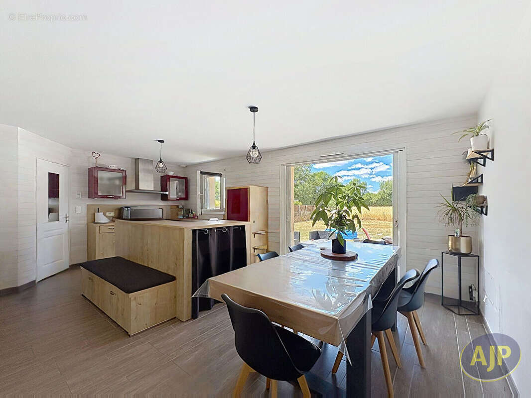 LES MAGNILS REIGNIERS - Maison de plain-pied - 4 chambres - photo 2