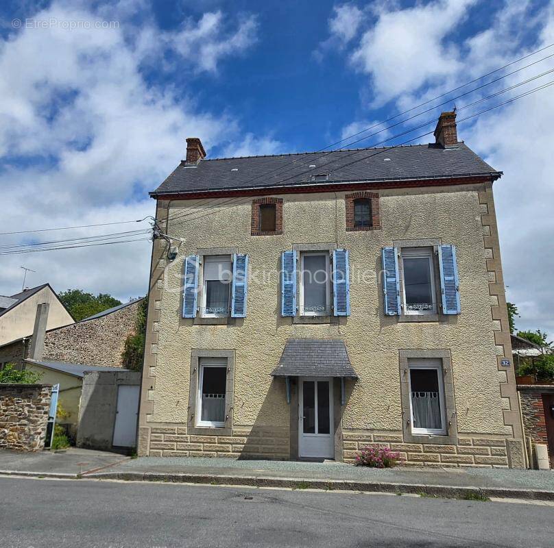 Maison à MONTSURS