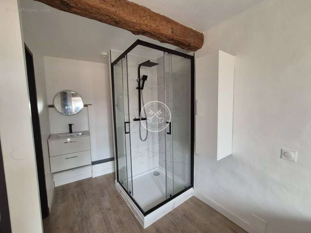 Appartement à BAGNOLS-EN-FORET