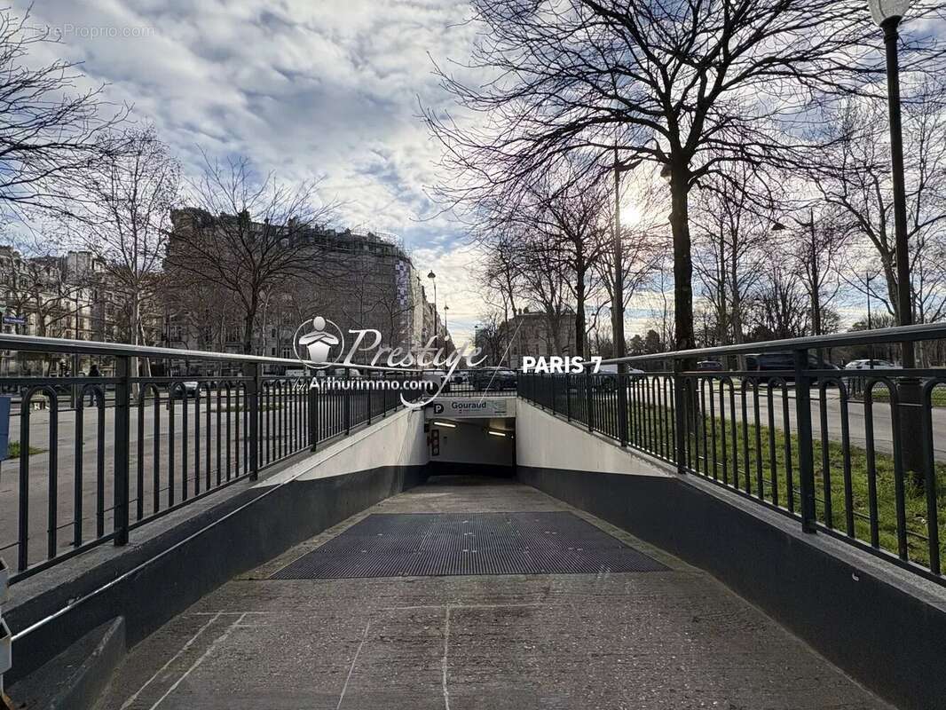 Parking à PARIS-7E