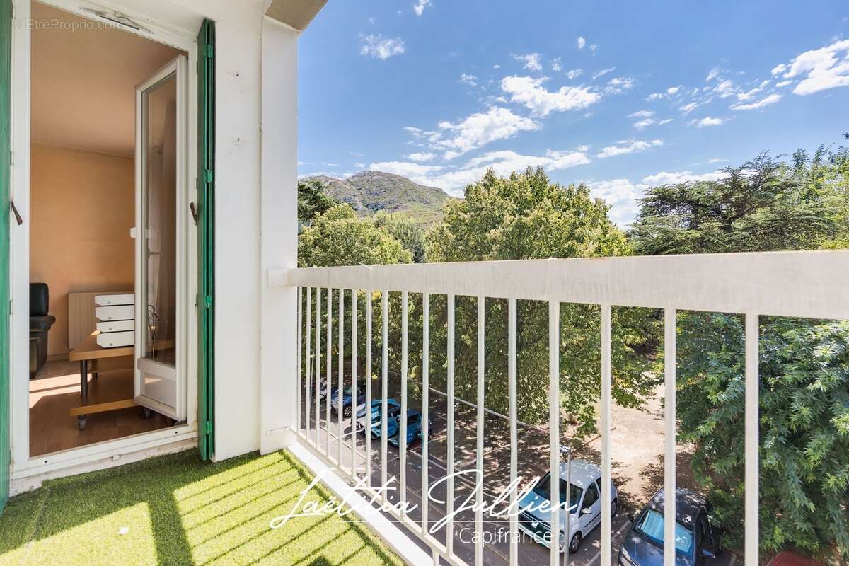 En exclusivité par Laëtitia JULLIEN – Marseille 10ème – Les Collines – T4 traversant de 83,83 m² avec balcon et loggia au pied d - photo 3