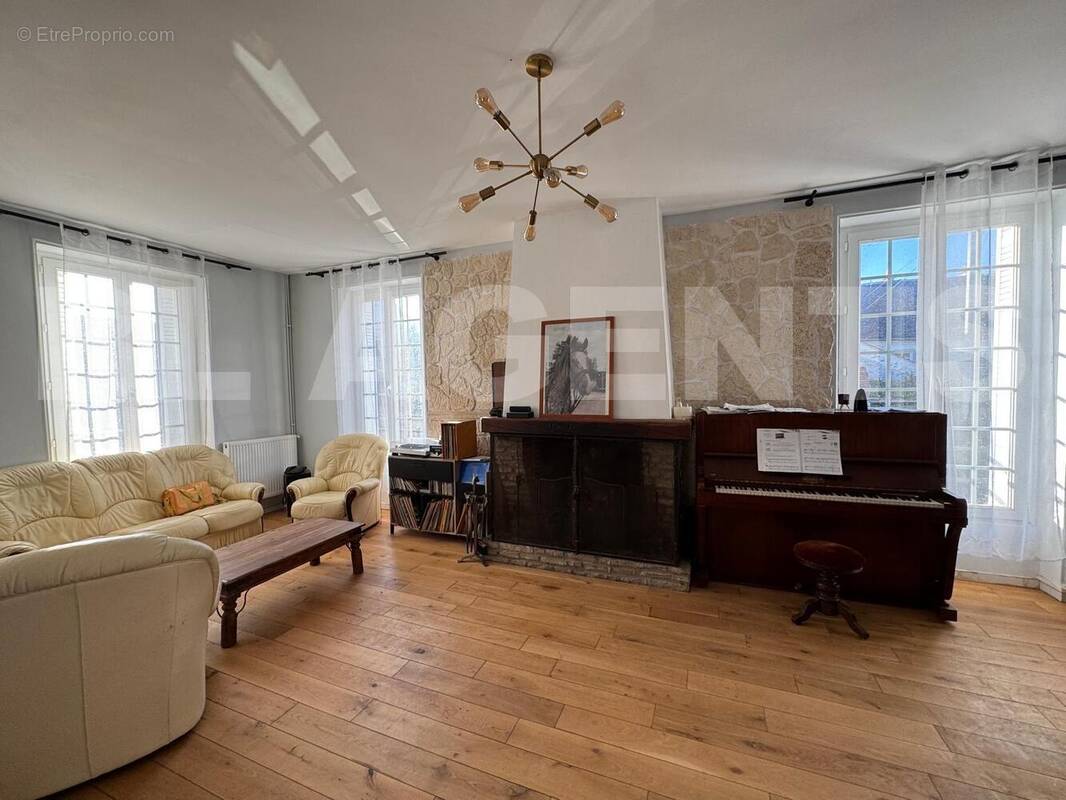 77985eba-1ac2-4c07-92b5-dc45e63ac736 - Maison à CRECY-LA-CHAPELLE