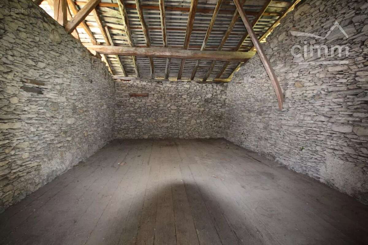 Terrain à LA ROCHETTE