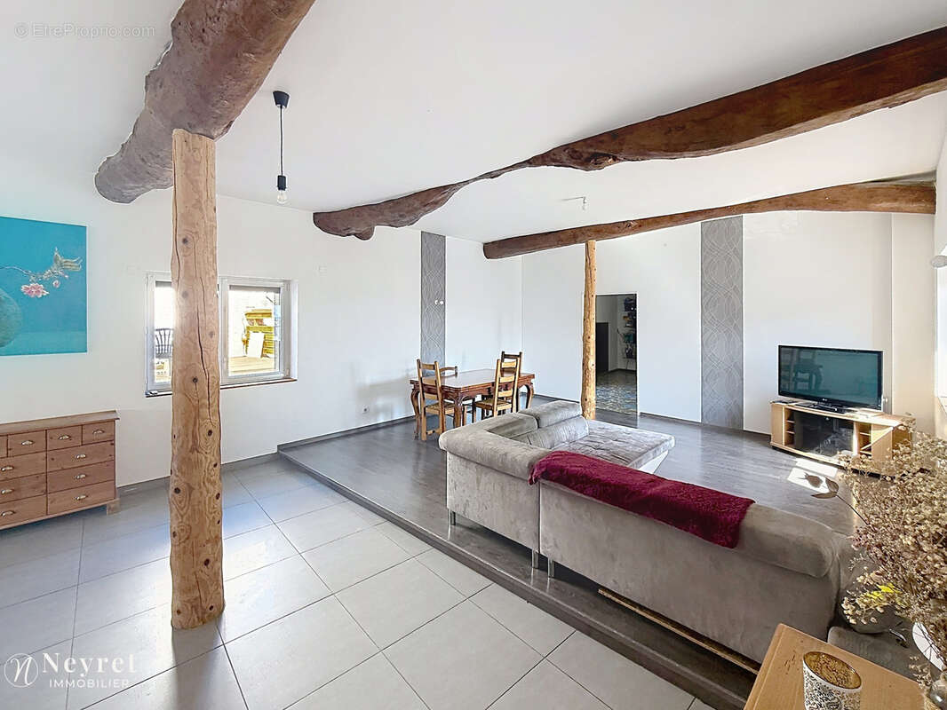 Tartaras   maison de village en pierre   env. 180 m2   4 chambres   garage 36m2 - photo 5