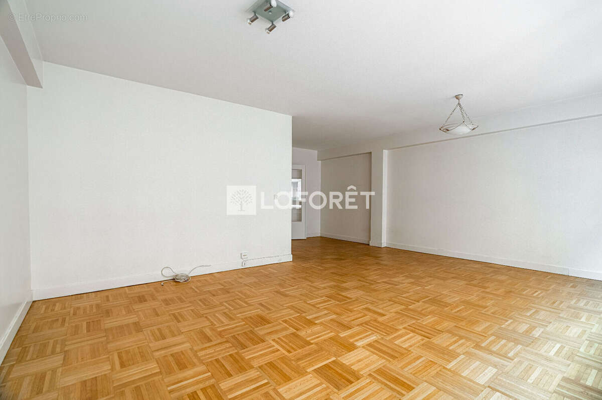 Appartement à PARIS-16E