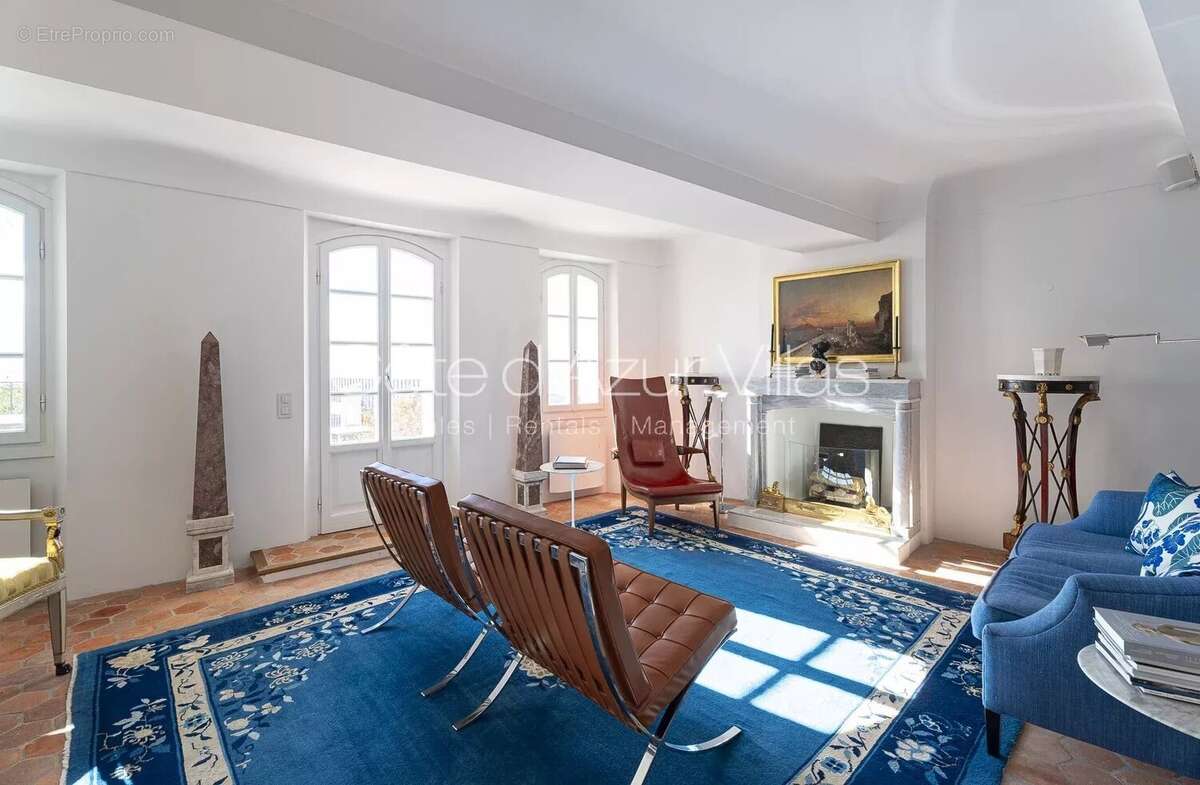 Maison à CHATEAUNEUF-GRASSE
