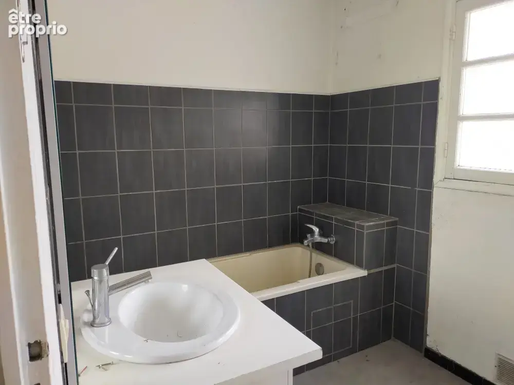 Maison sur un étage à rénover entièrement sur un terrain clôturé de 400 m2  proche de tout commerce - photo 11