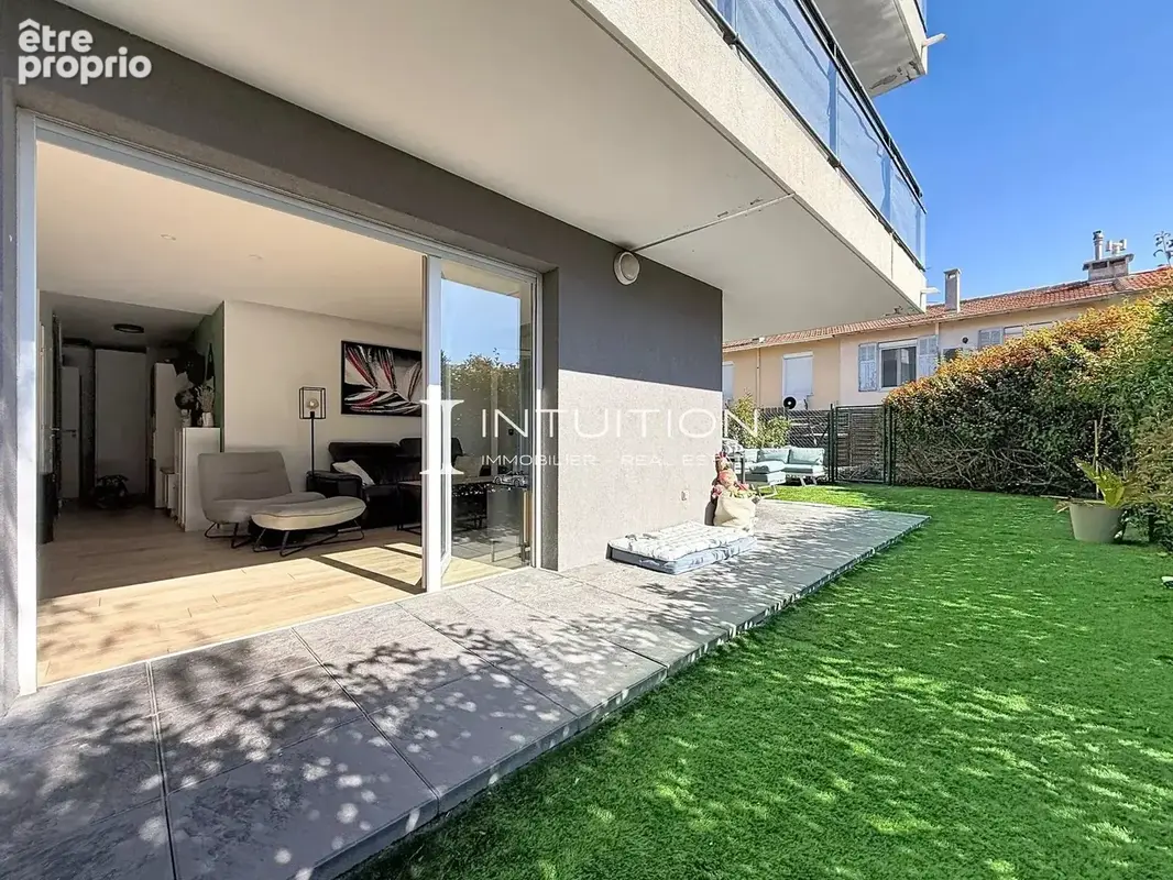 Golfe-Juan : Vaste appartement rez-de-jardin dans un immeuble de standing avec piscine - photo 2
