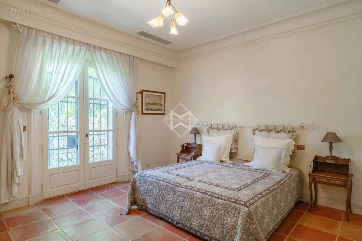 Maison à CHATEAUNEUF-GRASSE