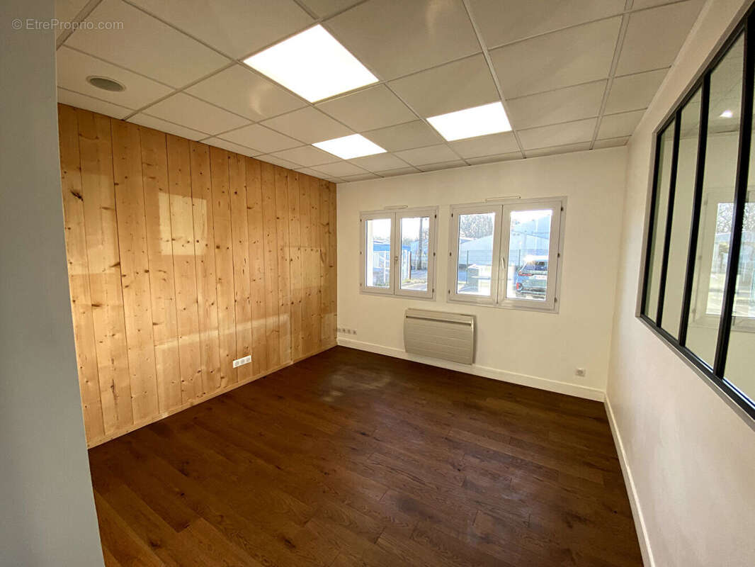 A VENDRE : Très beau Batiment d'activité 855 m2 (RDC 635 + étages 220) situé au NORD de NANTES - photo 11