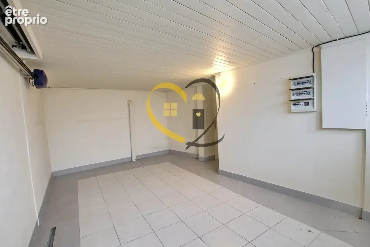 Maison à rénover avec grande terrasse sur le toit, garage et cabanon ! - photo 6