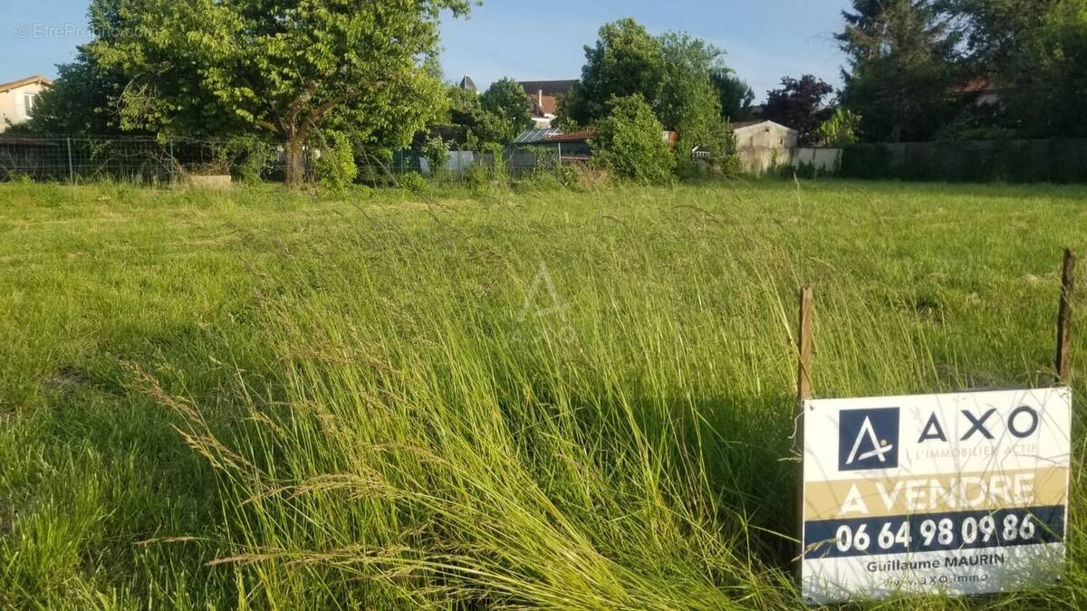 Terrain à BARBEZIEUX-SAINT-HILAIRE