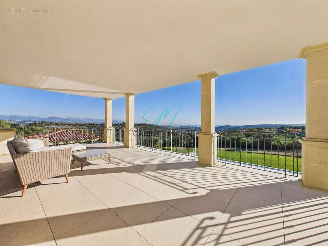 Maison à ROQUEFORT-LES-PINS