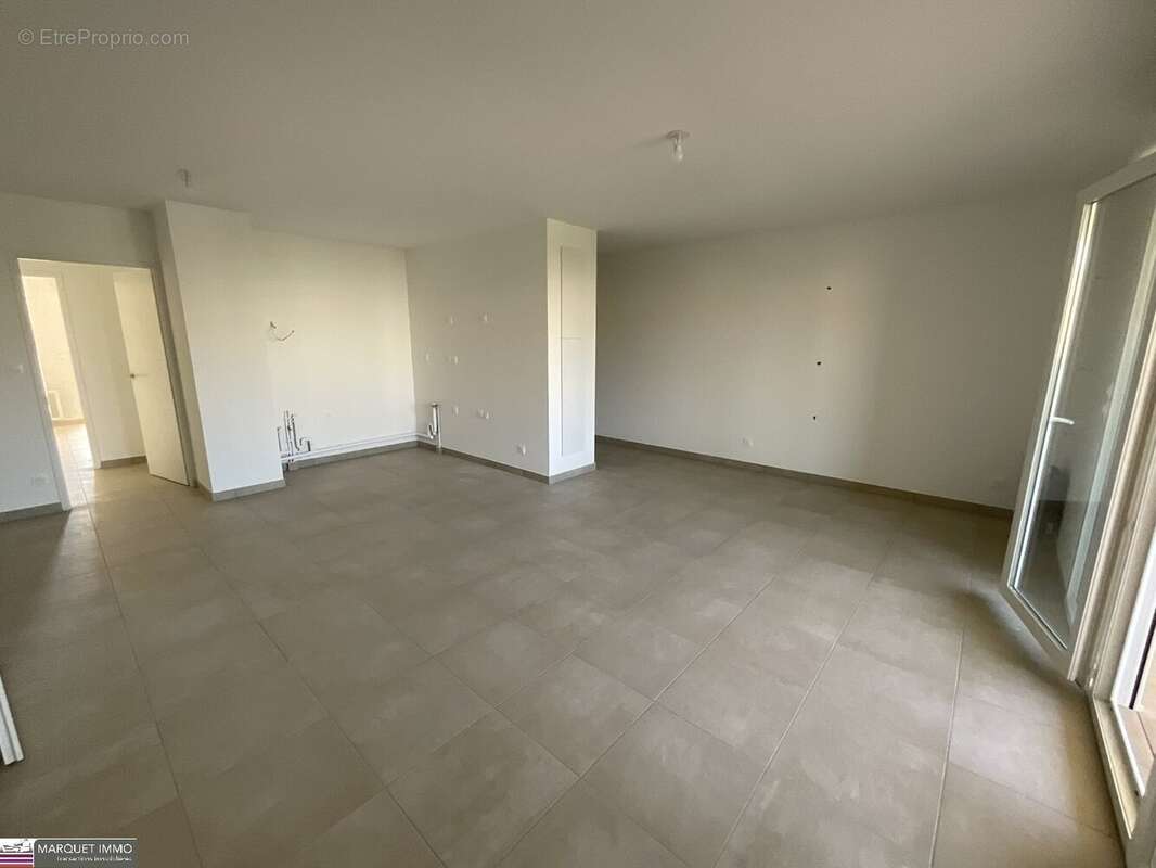 APT T4 offrant 90 m² avec double terrasse 18 m² et 6 m² et parking au 3° étage avec ascenseur... - photo 4