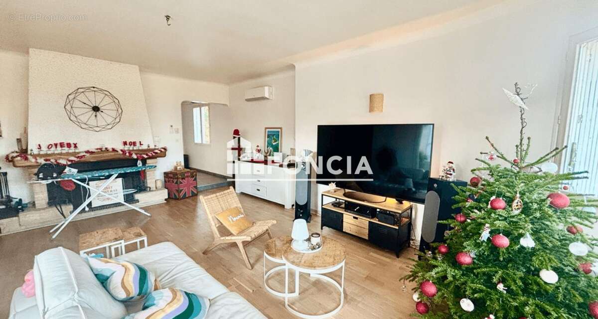 Maison à SAINT-CLEMENT-DE-RIVIERE