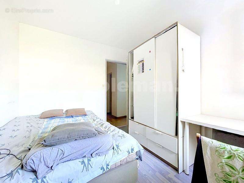 Appartement_T3_Annemasse_belle_superficie_prox_frontière_Suisse_tram_Ceva_direction_GENEVE_Frontaliers_Salon_séjour_dégagement_Chambre_salle_de_bain_grand-balcon_ - Appartement à ANNEMASSE