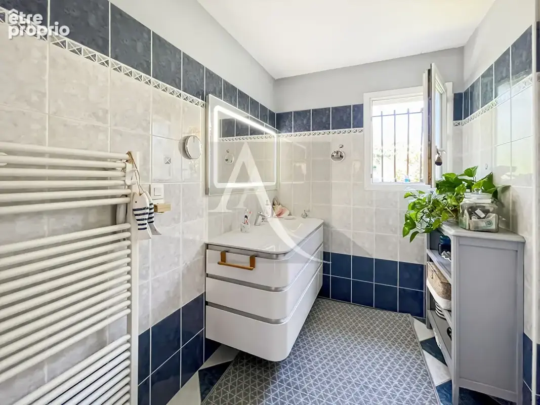 Maison de plain-pied avec piscine et divers garages - 3 chambres - photo 11