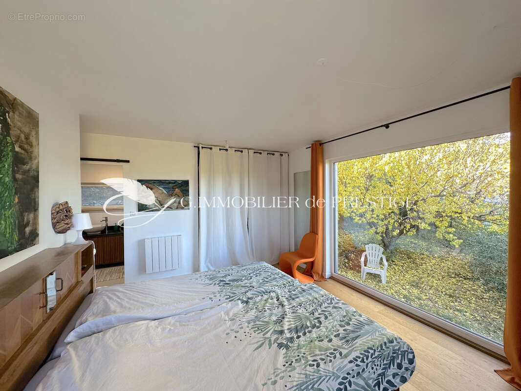 Une villa contemporaine en bois et acier en position dominante - photo 10