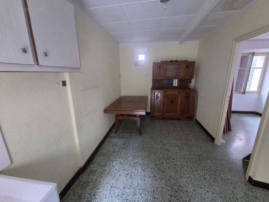 Petit prix en Corse-du-Sud : T2 à rénover dans maison de village à Sollacaro - photo 2