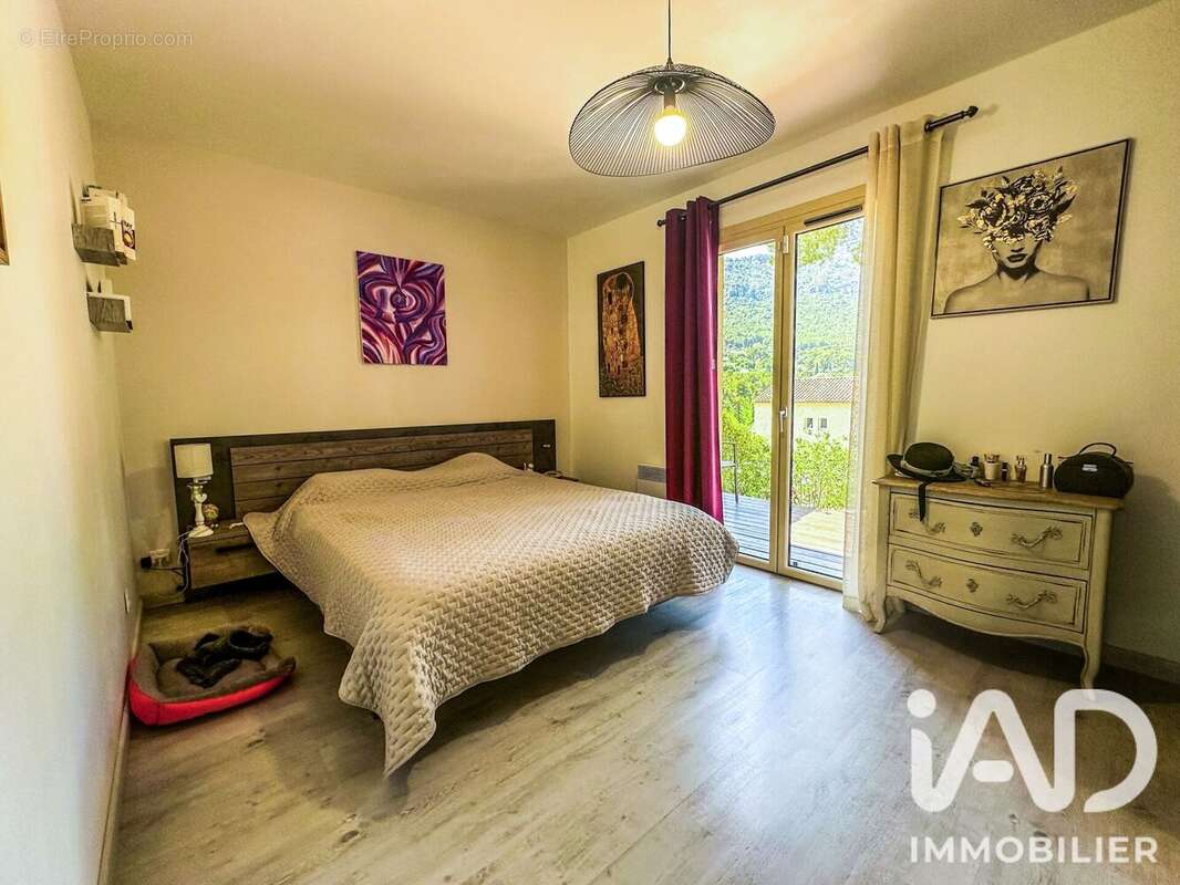 Maison 100 m² à Le Revest-Les-Eaux  - photo 7