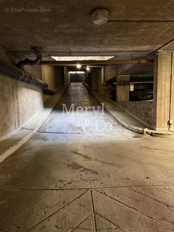 Parking à PARIS-11E