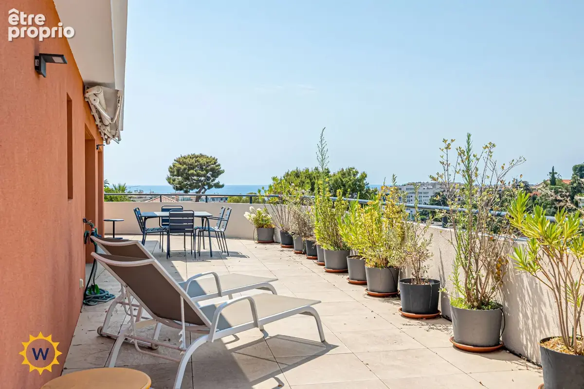 Nice Ouest – Appartement-villa d’exception avec terrasse de 55 m², vue mer et collines - photo 2