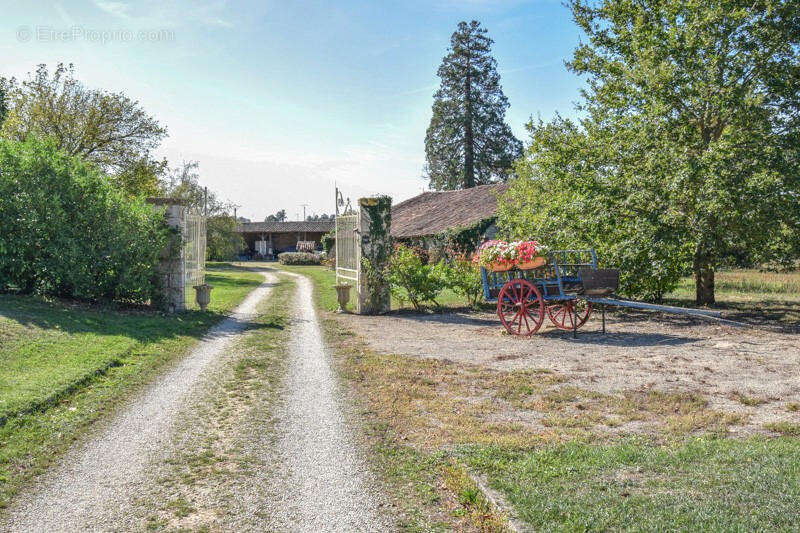 PORTAIL - Maison à GENOUILLE