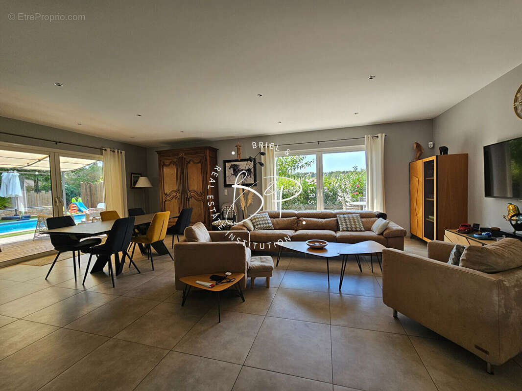 EXCLUSIVITE LORGUES Maison de plain-pied de 127 m² avec 4 chambres, piscine chauffée et jardin paysagé - photo 7