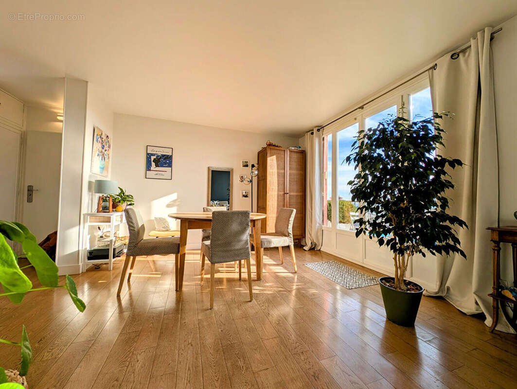 Appartement à LE MESNIL-LE-ROI