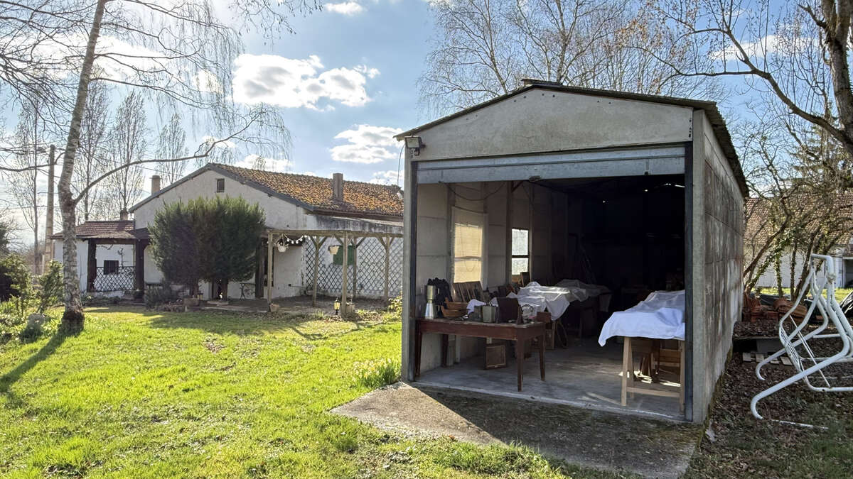 Maison de campagne familiale à rénover entièrement avec grand terrain et dépendances - photo 23