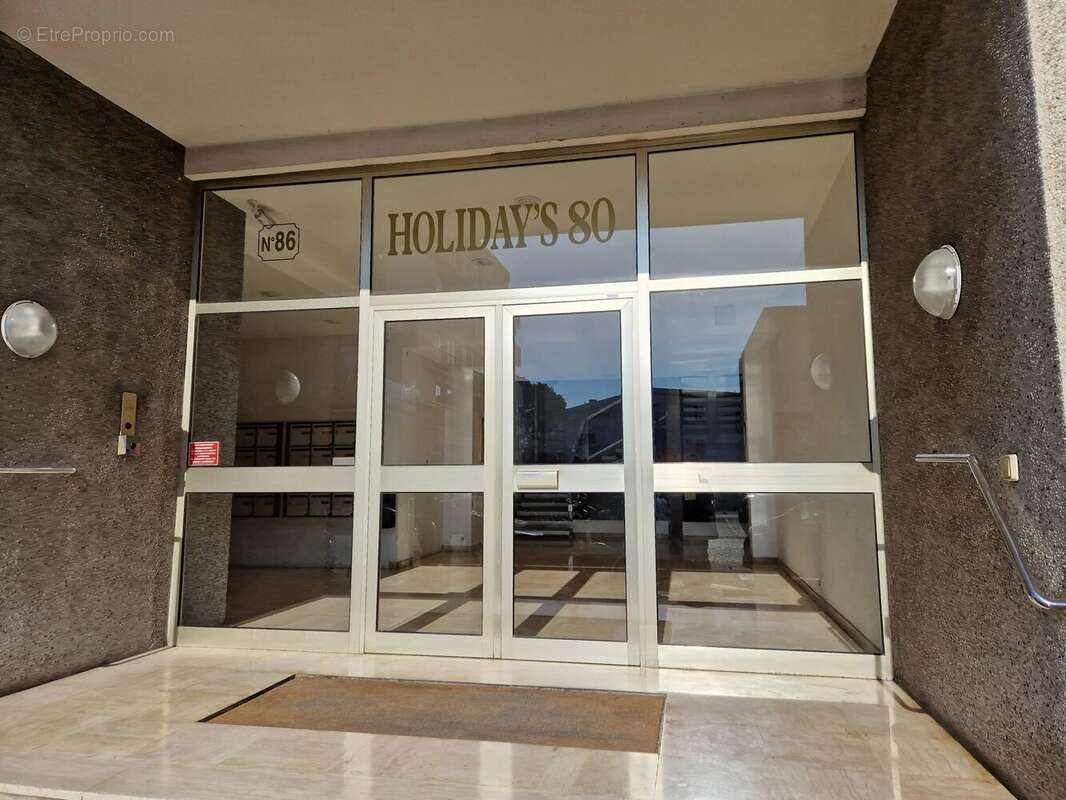 Appartement à SAINT-LAURENT-DU-VAR