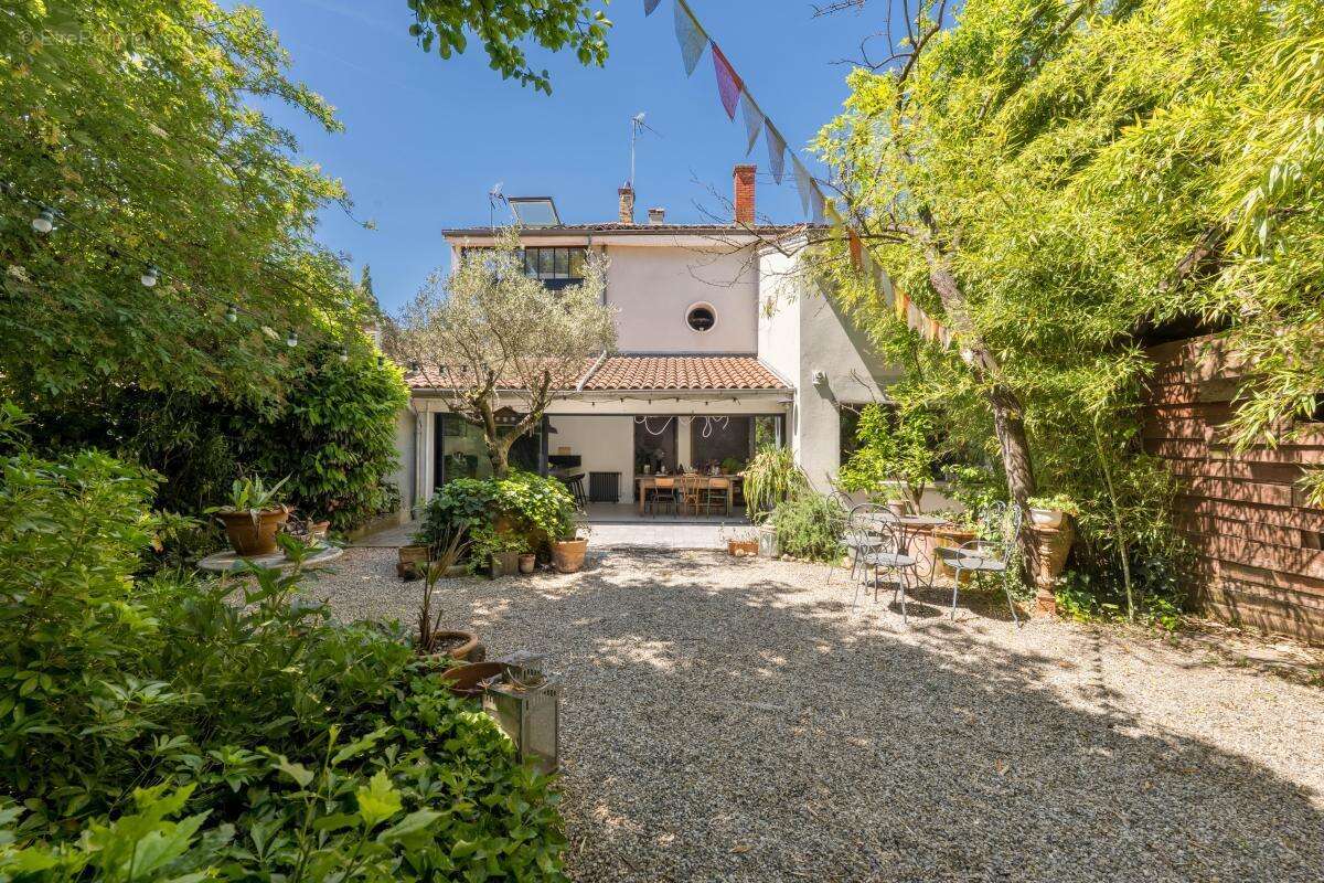 Magnifique maison rénovée avec dépendance au Coeur de Montchat - Coup de coeur assuré ! - photo 3