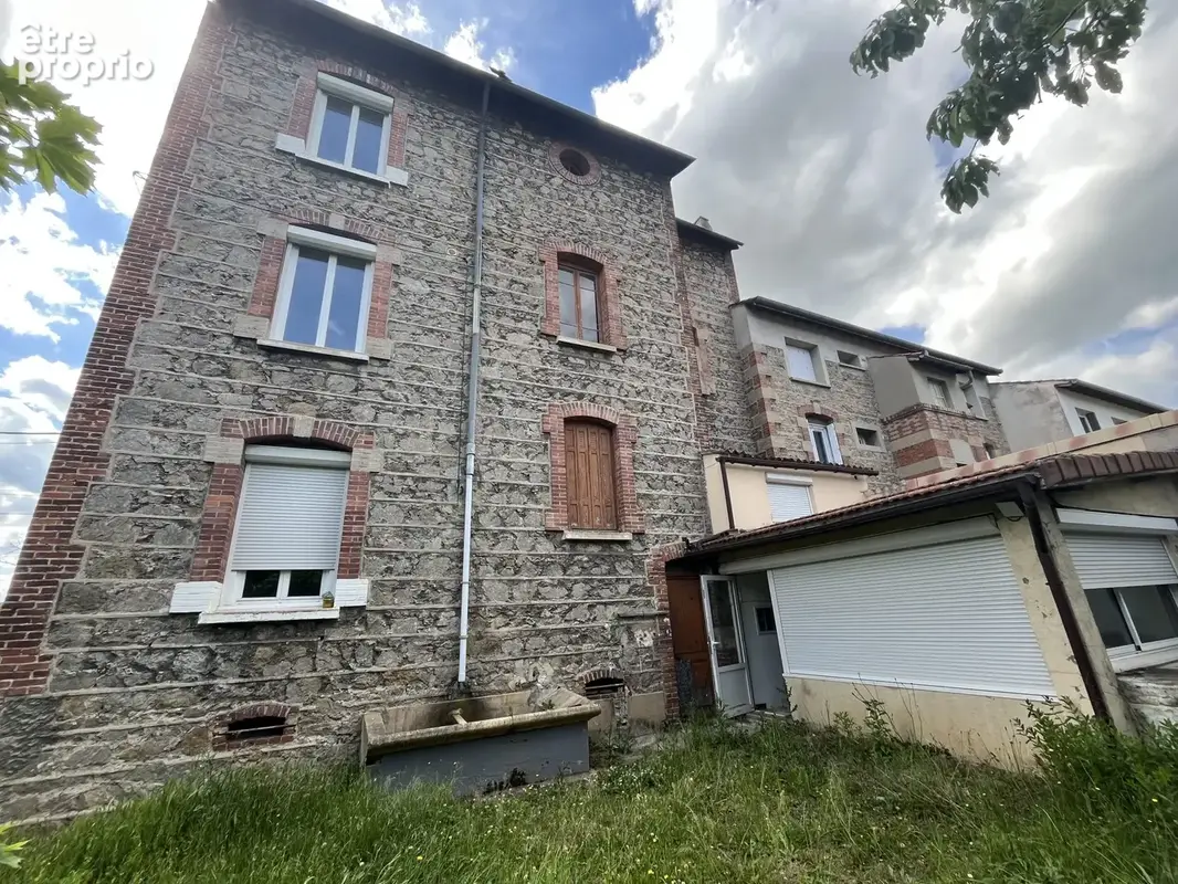 Appartement 300 m² à Saint-Just-Saint-Rambert  - photo 3