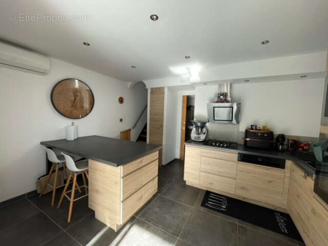 Maison à VIC-LA-GARDIOLE