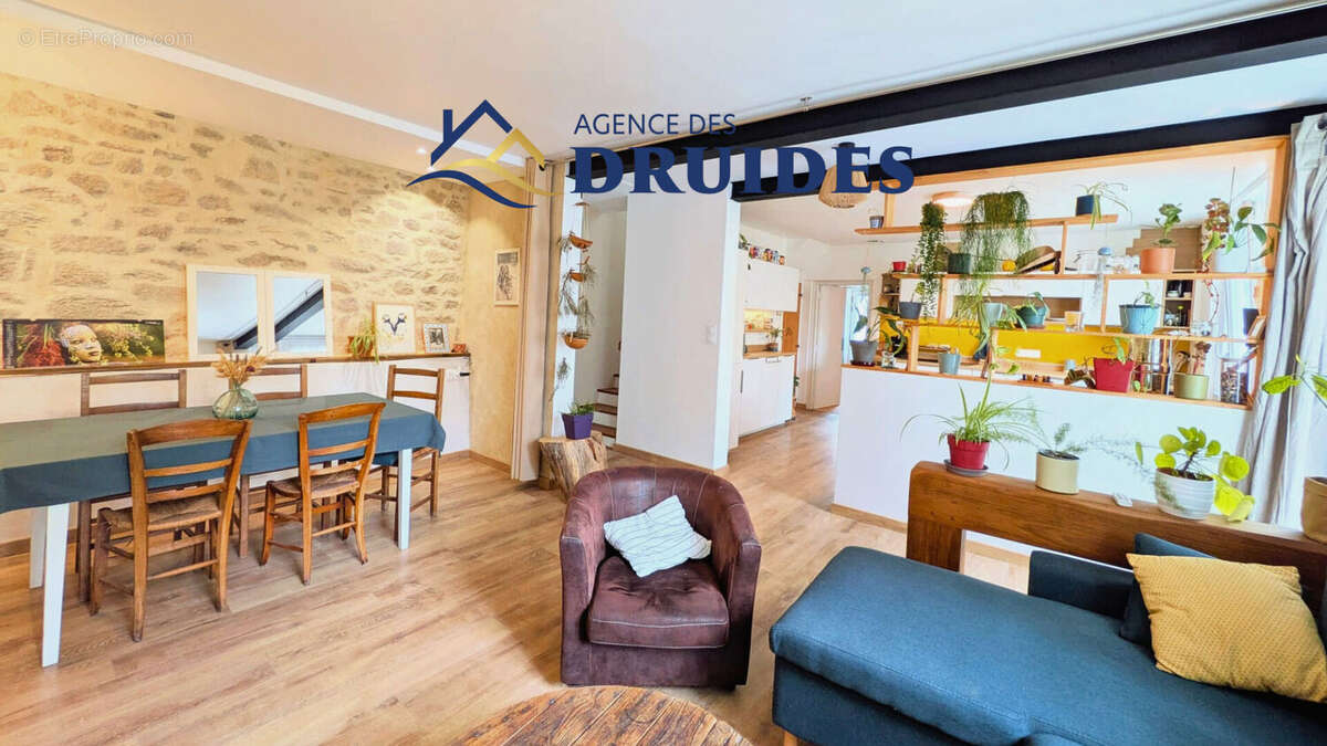 CRAC'H Maison de charme à vendre, au coeur du bourg - 2 chambres - 74m² (environ 83m² utiles) - photo 4