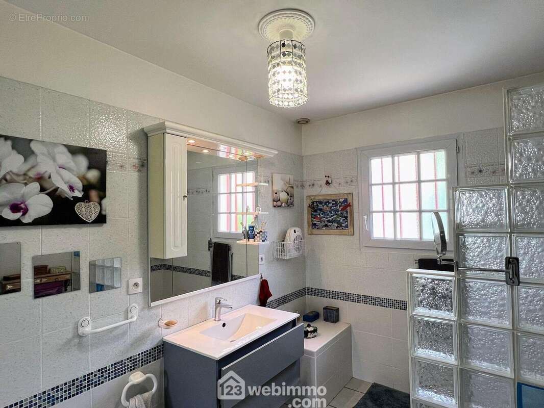 ... ainsi qu'une salle de douche fonctionnelle de 8,5 m². - Maison à MONTREUIL-JUIGNE