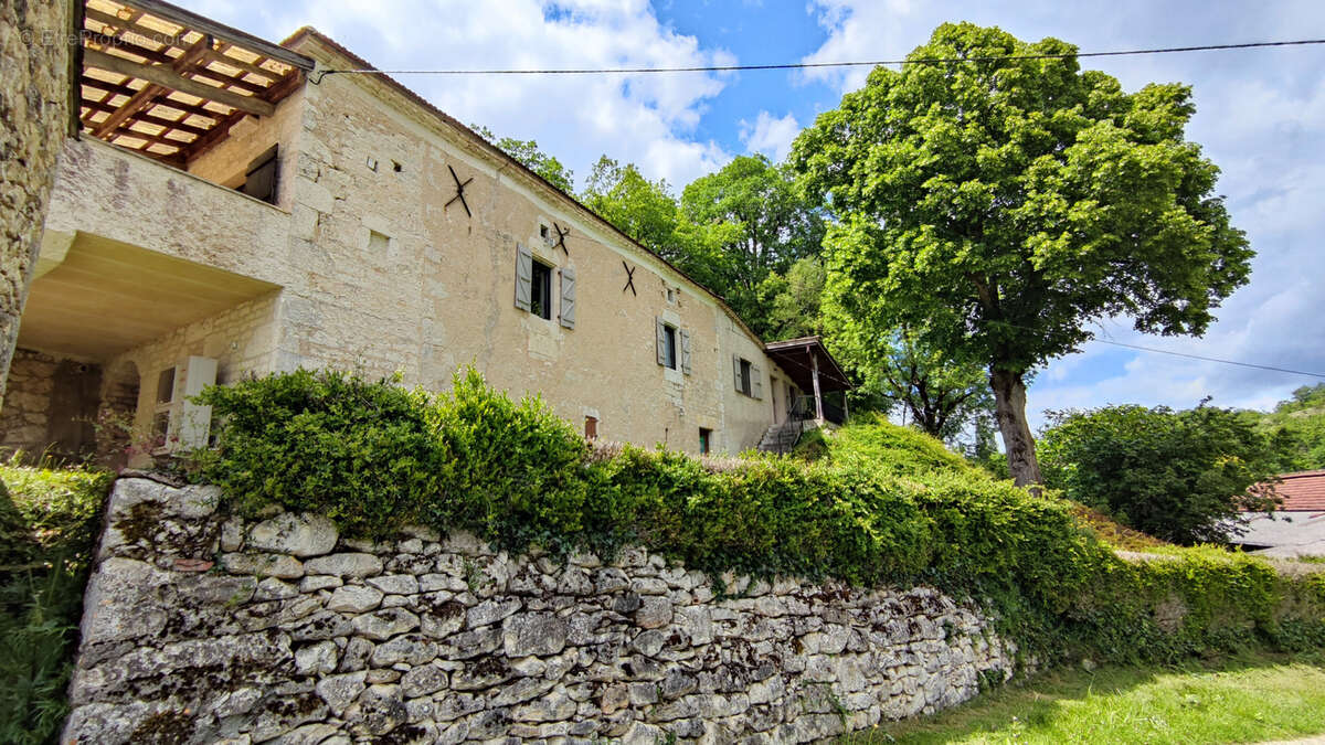 Propriété quercynoise à rénover avec dépendances et 6950 m2 terrain avec source - photo 20