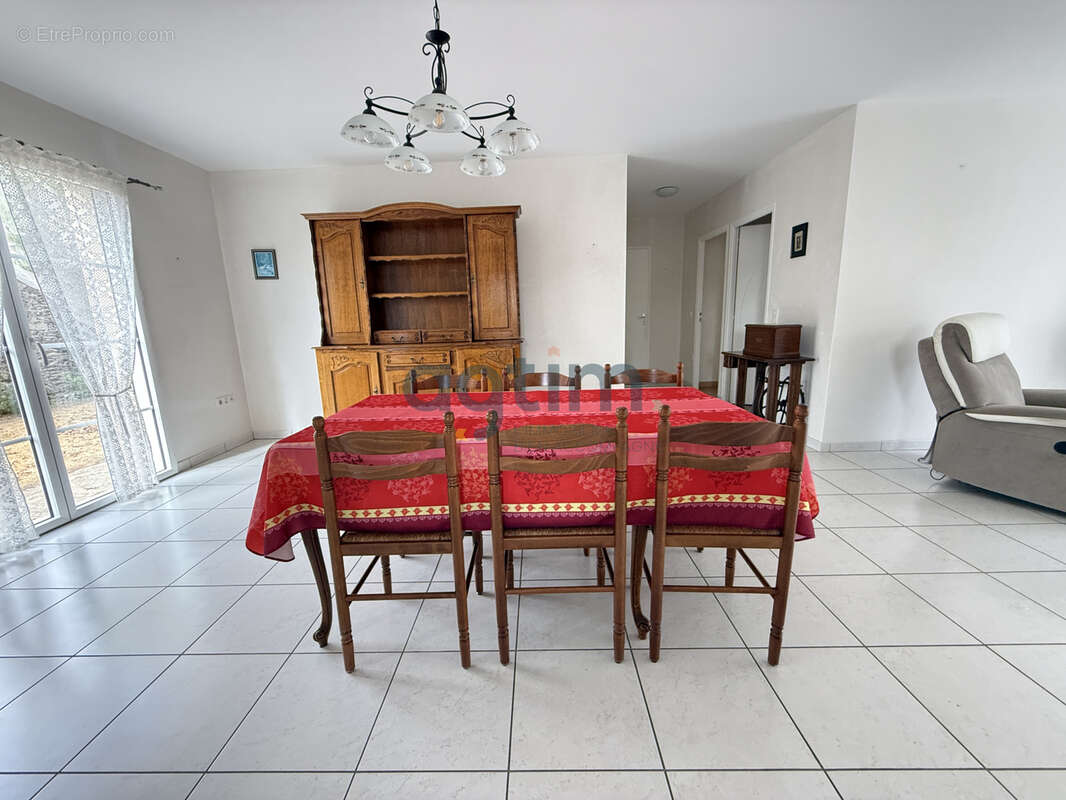 MONTAIGU, Centre, en lotissement: Maison de plain pied, 93m2 habitables, 2 chambres, garage, terrain clos - photo 6