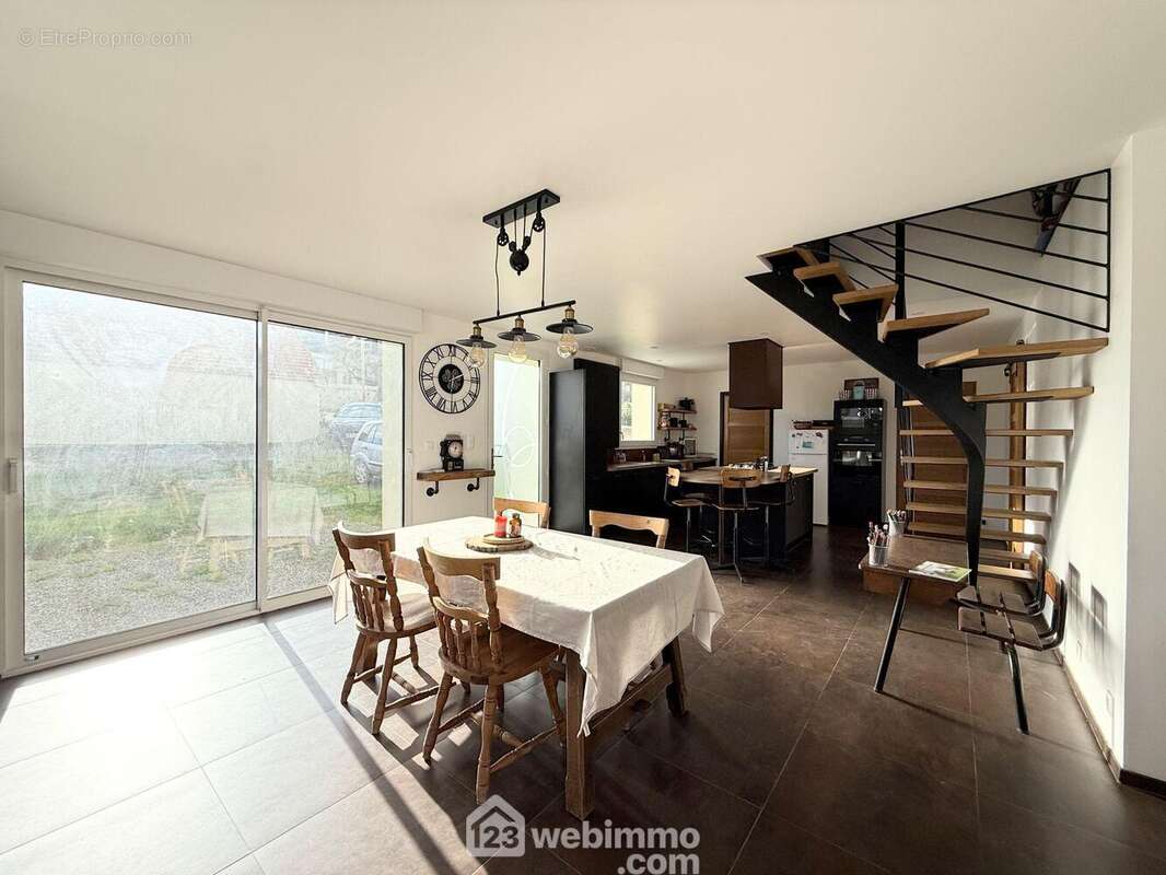 Maison à TREDREZ-LOCQUEMEAU