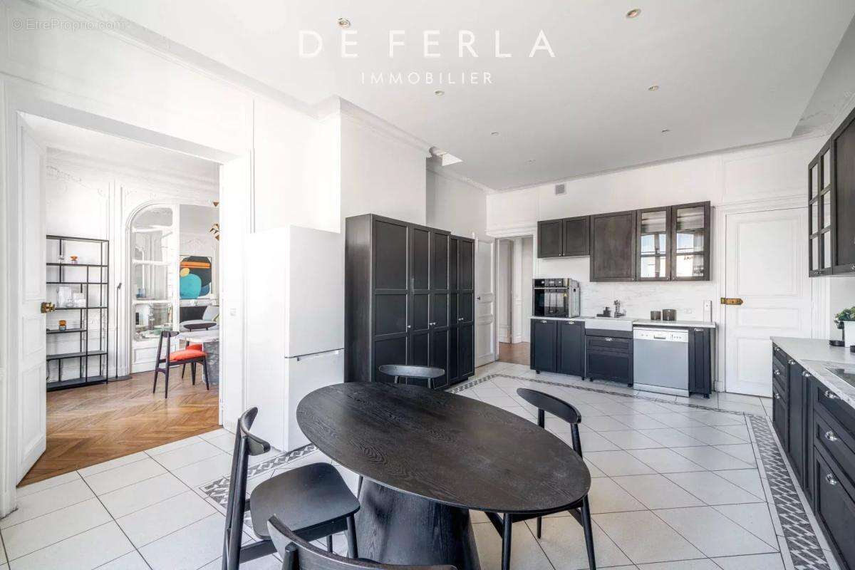 Appartement à NEUILLY-SUR-SEINE