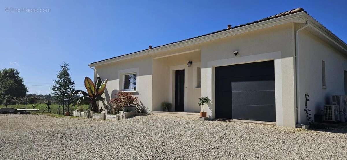 Maison à COURS-DE-PILE