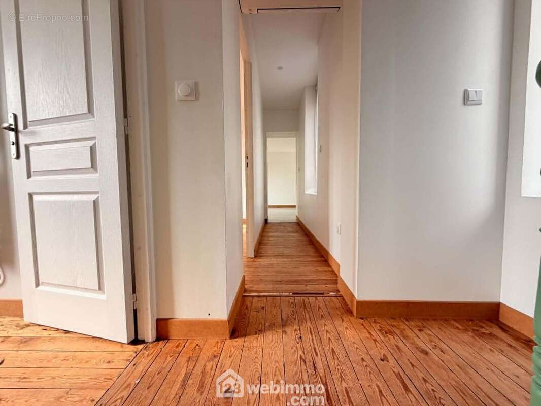 Découvrons l'étage, un vaste palier mène à ... - Maison à LAON