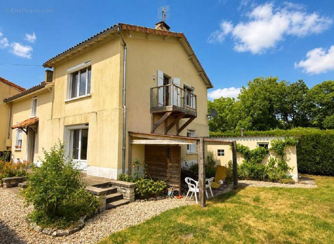 Maison à AIGRE