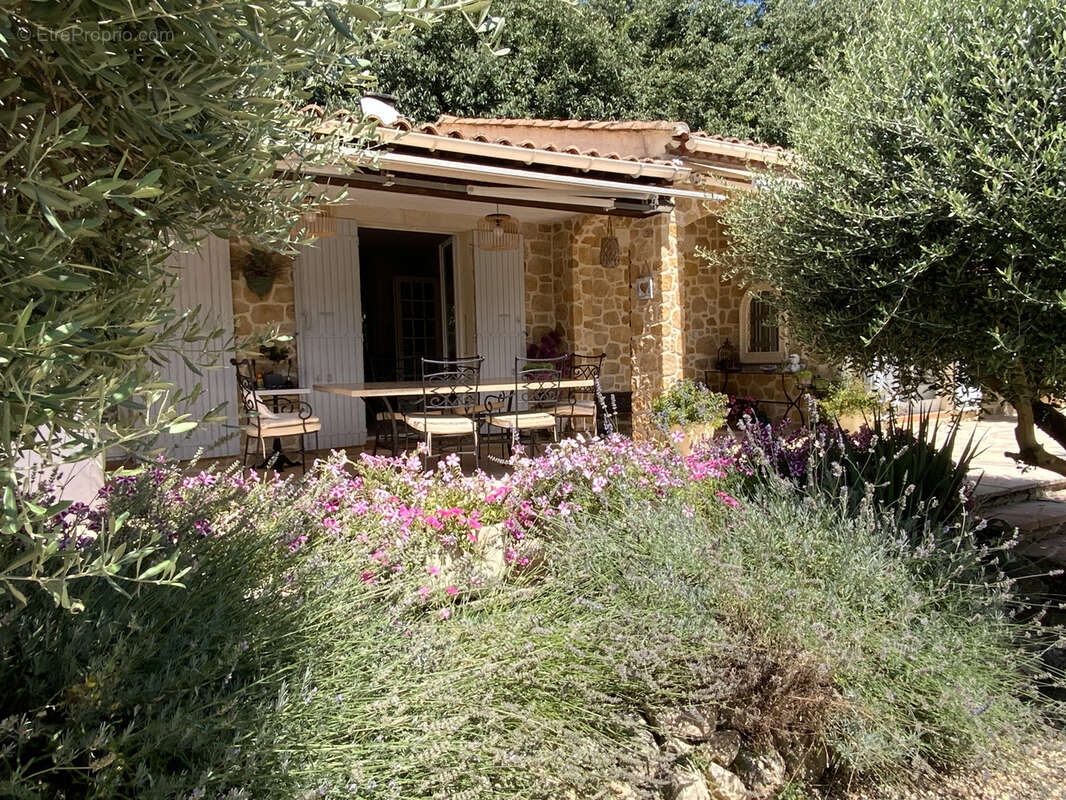 Villa de plain pied dans un quartier résidentiel d'Uzès sur un terrain de 1500 m2 avec piscine. - photo 9