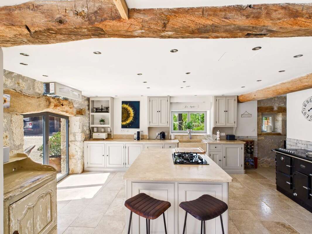 Superbe Ferme Restaurée avec Logements Flexibles, Piscine et Dépendances - photo 4