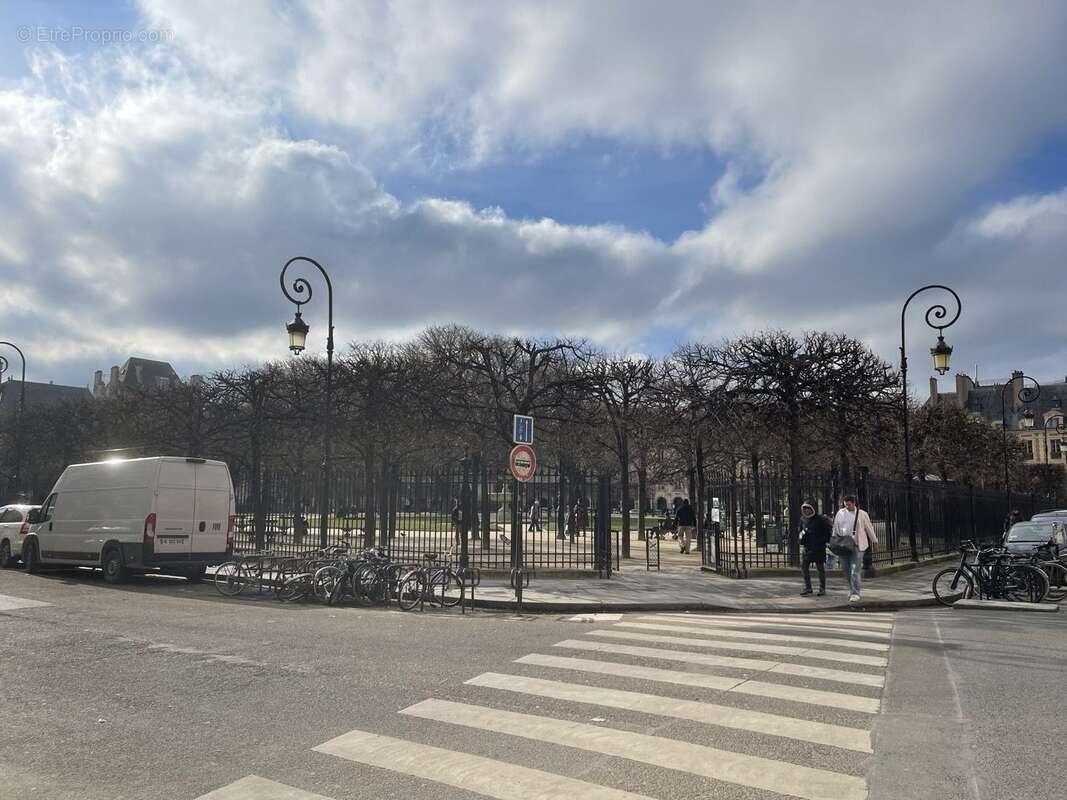 Autre à PARIS-4E