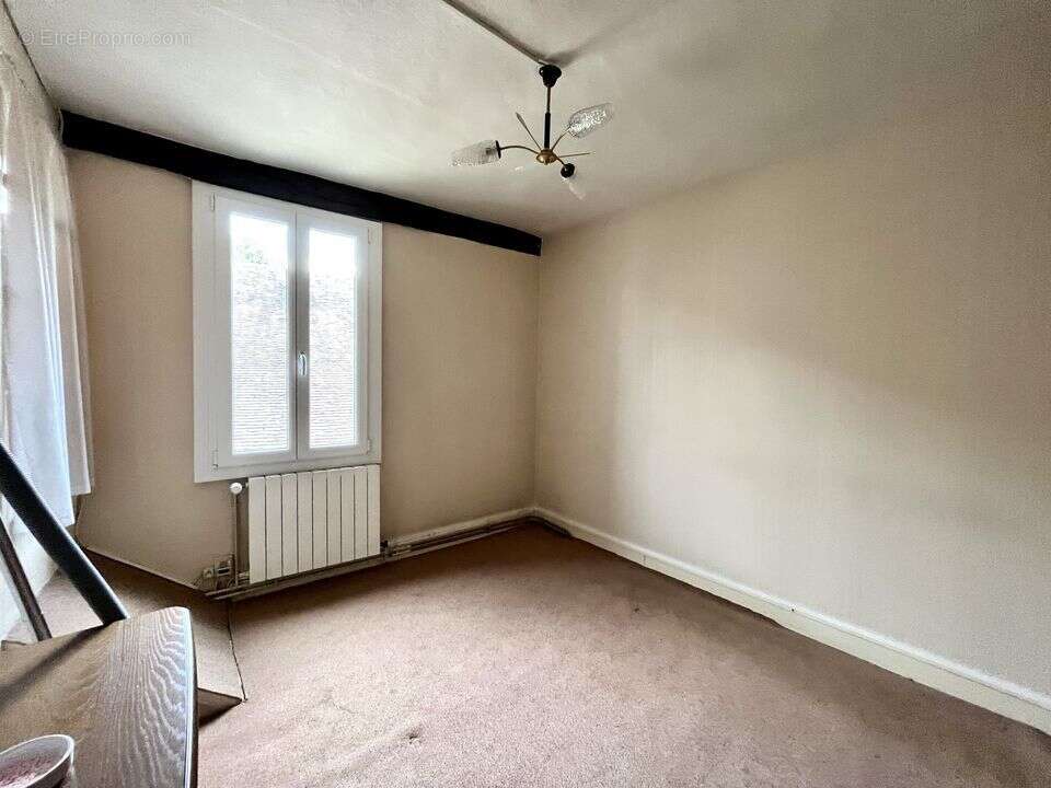 Maison de caractère avec dépendances et fort potentiel au - photo 8