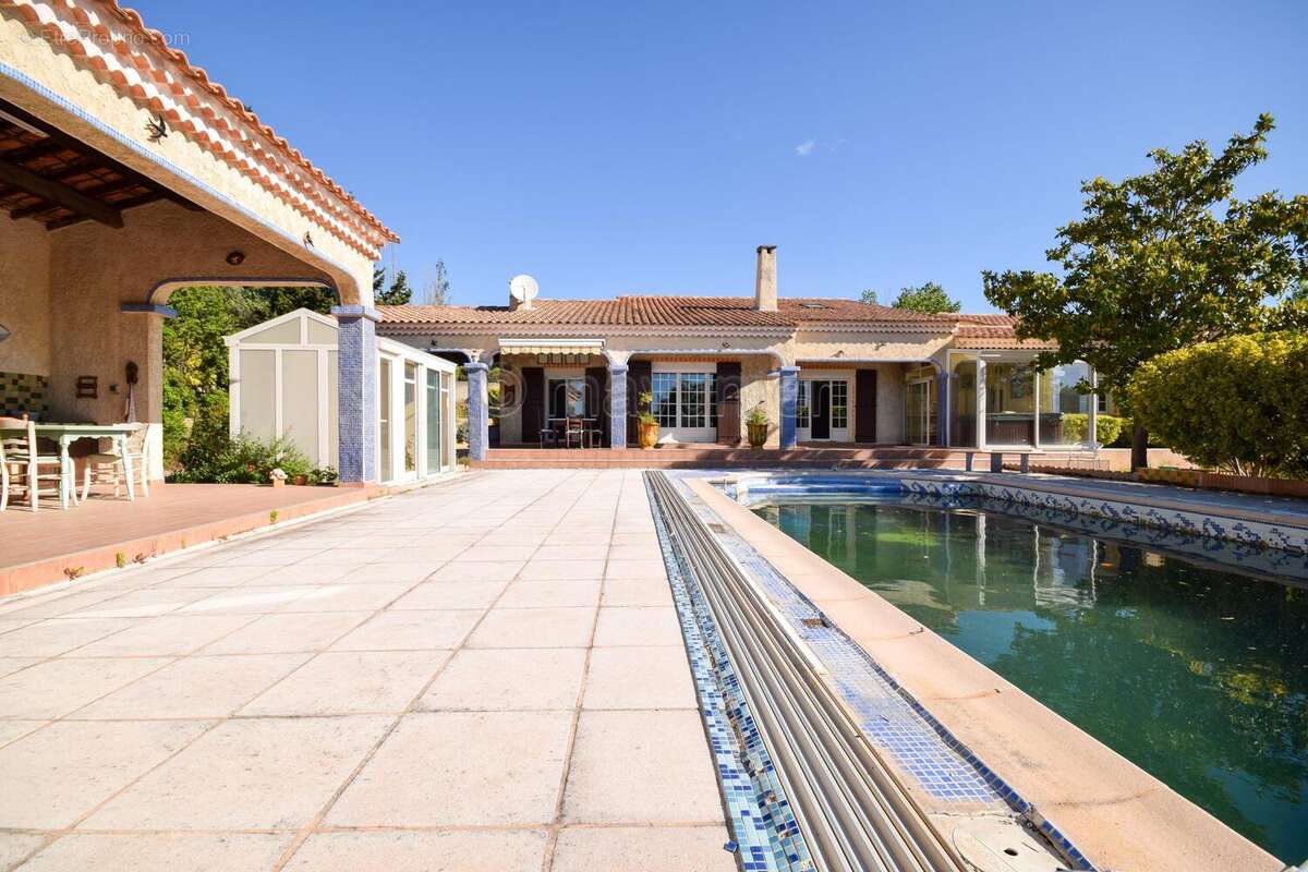 Maison T4 individuelle de plain pied - piscine -garages - 4000m2 de terrain - Istres n°3 - Maison à ISTRES
